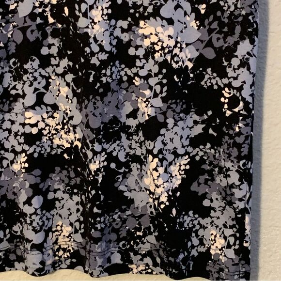 CROFT & BARROW The Perfect Tee Women’s M Black Blue White Floral V-Neck. - Picture 4 of 7